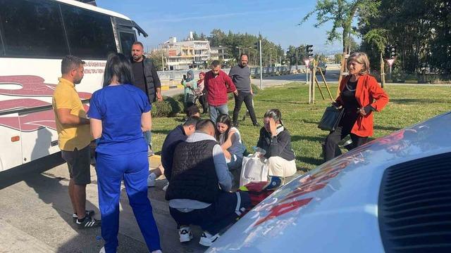 640xauto Antalya’da yolcu midibüsü ile otomobil çarpıştı: 4 yaralı