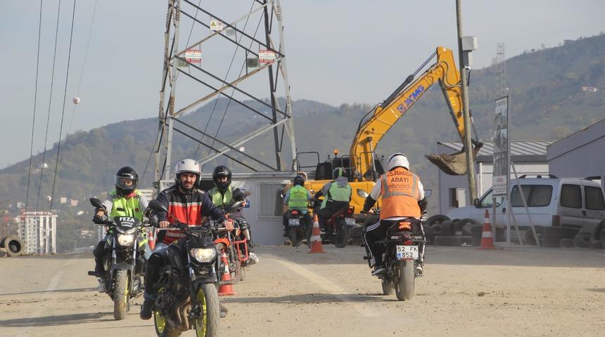Motosiklet sürücülerinin tehlikeli ‘eğitim pisti' alanı