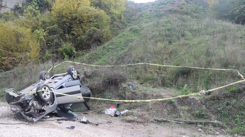 Sakarya'da otomobil uçuruma devrildi: 1 ölü, 3 yaralı