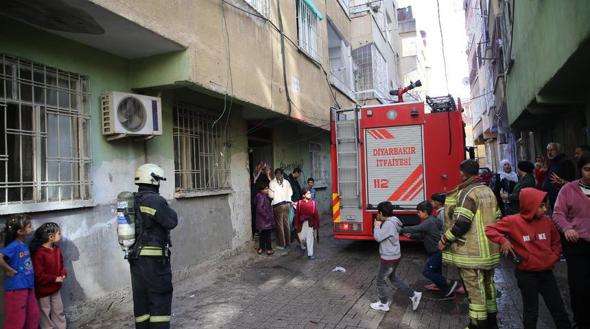Diyarbakır'da binada yangın: 8 kişi dumandan etkilendi