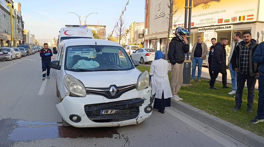 Bursa'da hafif ticari araç cipe çarptı: 1 yaralı