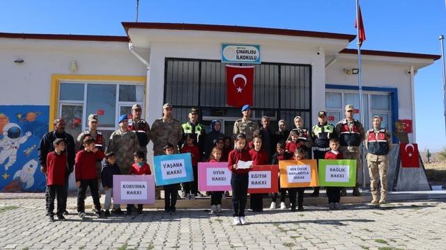 Jandarmadan Dünya Çocuk Hakları Günü'nde farkındalık etkinlikleri