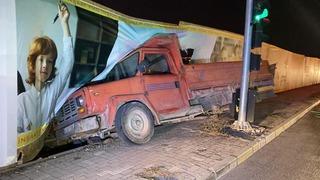 Freni patlayan kamyon önce otomobile ardından inşaat bariyerine çarptı: 2 yaralı