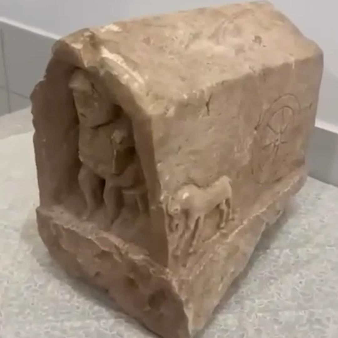 Roma dönemine ait, değeri 5 milyon lira: İnsan ve hayvan figürlü mezar steli ele geçirildi 1