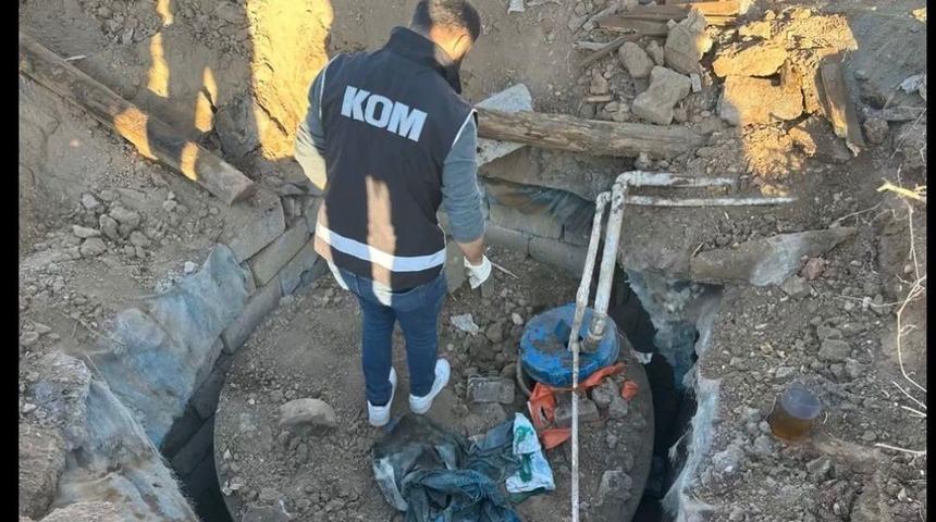 Ağrı'da yer altına gizlenen tanktan 3 bin 562 litre ka&ccedil;ak motorin &ccedil;ıktı