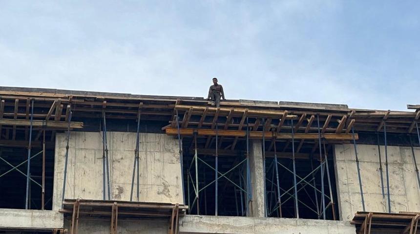 4 aydır maaş alamayan iş&ccedil;iler, &ccedil;atıya &ccedil;ıktı: "İ&ccedil;eride biriken para yaklaşık 3.5 milyon lira"