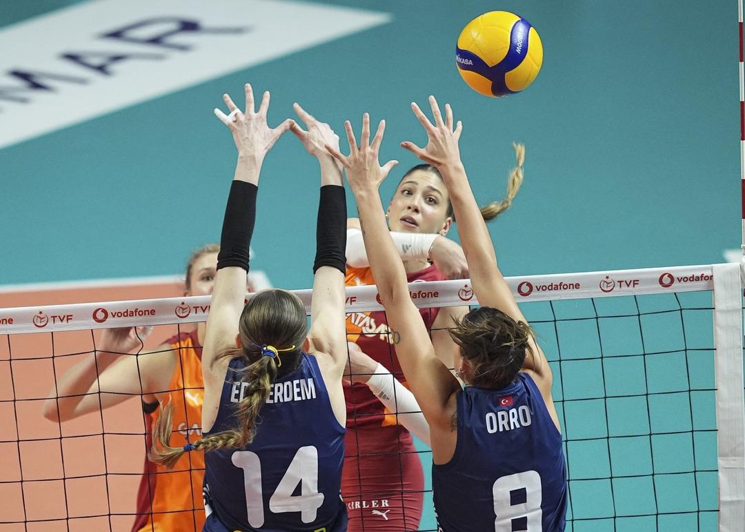 Voleybol Derbisi Nefesleri Kesti: Fenerbah&ccedil;e, Galatasaray ı mağlup etti 1