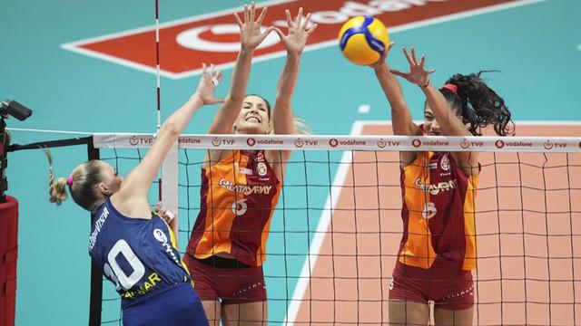 Voleybol Derbisi Nefesleri Kesti: Fenerbahçe, Galatasaray'ı mağlup etti