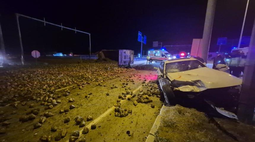 &Ccedil;orum'da şeker pancarı y&uuml;kl&uuml; tır ile otomobil &ccedil;arpıştı: 3 yaralı