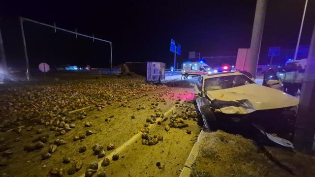 Çorum'da şeker pancarı yüklü tır ile otomobil çarpıştı: 3 yaralı