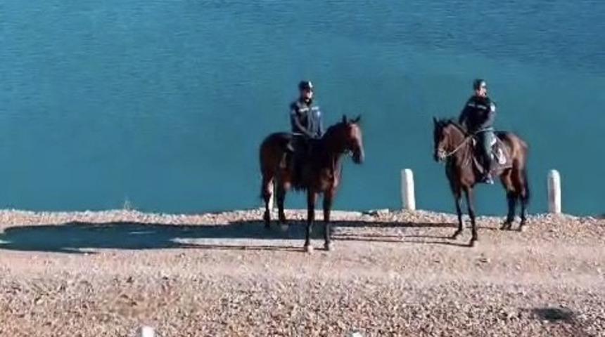 Atlı jandarma timleri Zernek Barajı&rsquo;nda devriyede