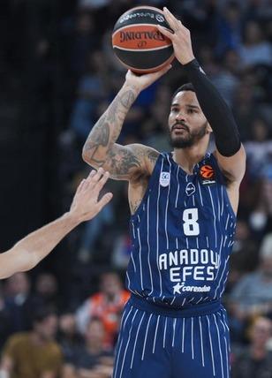 Anadolu Efes evinde Barcelona'yı devirdi! 