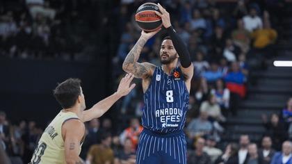 Anadolu Efes evinde Barcelona'yı devirdi! 