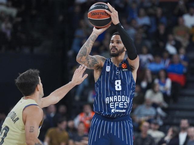 Anadolu Efes evinde Barcelona'yı devirdi! 