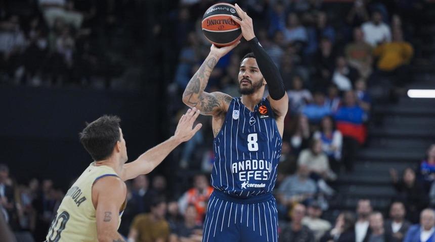 Anadolu Efes evinde Barcelona'yı devirdi! 