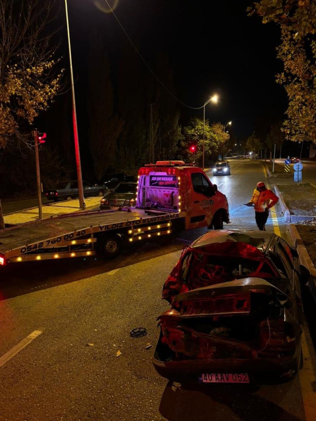 Kırşehir’de kaldırıma çarpan otomobil takla attı: 1 yaralı 1