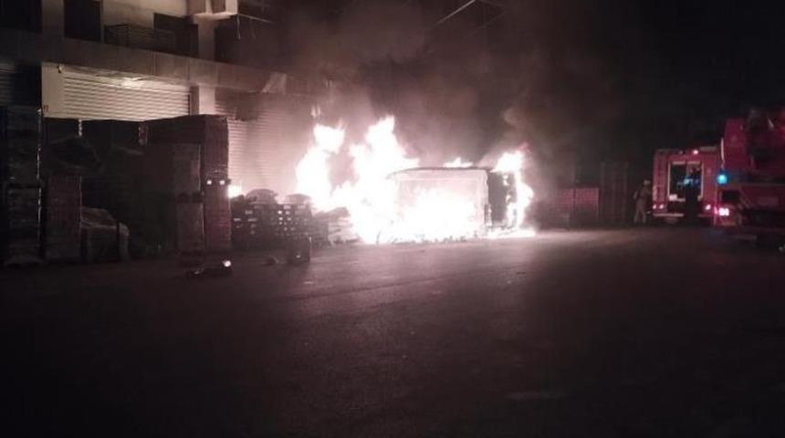 Başakşehir&rsquo;de d&uuml;kkanı &ouml;n&uuml;ndeki paletlerde &ccedil;ıkan minib&uuml;se sı&ccedil;radı