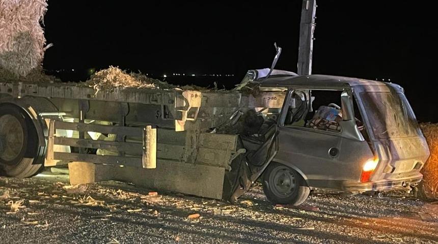 Karaman'da otomobil tıra ok gibi saplandı: Karı-koca hayatını kaybetti