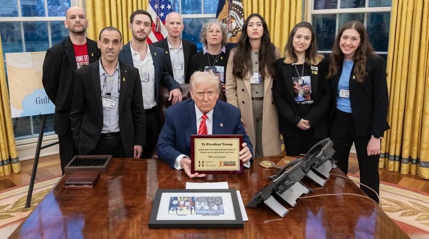 Trump, serbest bırakılan İsrailli esirler ve aileleriyle Beyaz Saray'da bir araya geldi