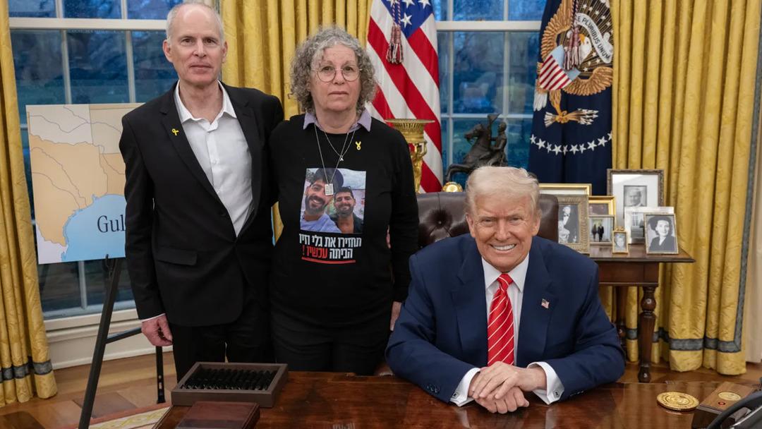 Trump, serbest bırakılan İsrailli esirler ve aileleriyle Beyaz Saray da bir araya geldi 1