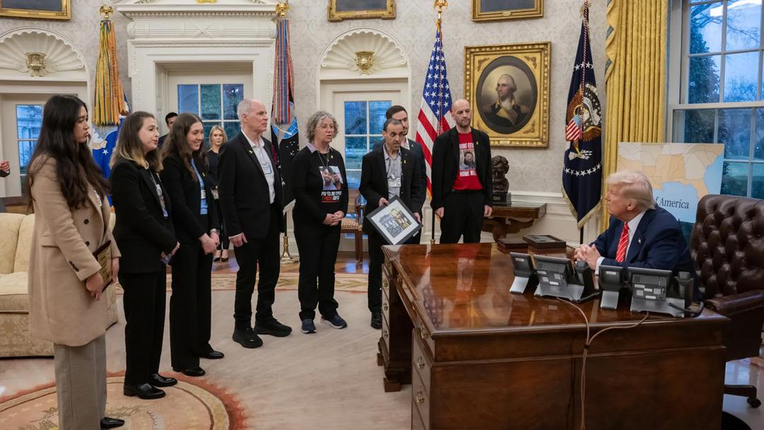 Trump, serbest bırakılan İsrailli esirler ve aileleriyle Beyaz Saray da bir araya geldi 2