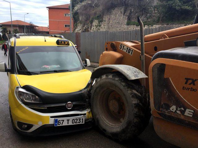 TIR'ın dorsesinden iş makinesi düştü, 4 araçta hasar oluştu