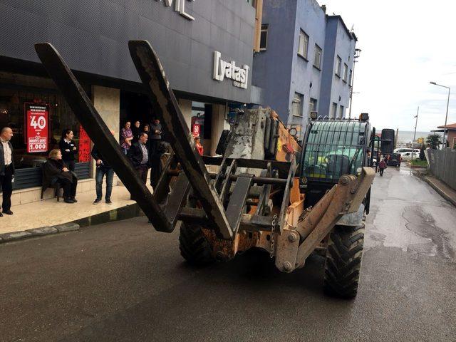 TIR'ın dorsesinden iş makinesi düştü, 4 araçta hasar oluştu