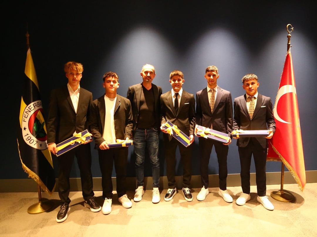 Fenerbah&ccedil;e, 5 futbolcuya aynı anda imza attırdı 1