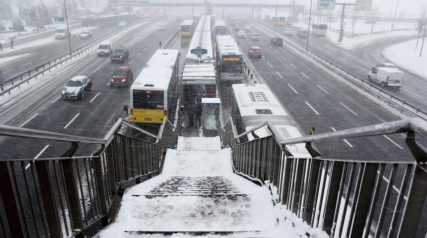 Meteoroloji a&ccedil;ıkladı: Hava 18 derece birden soğuyacak! İstanbul'a ne zaman kar yağacak?