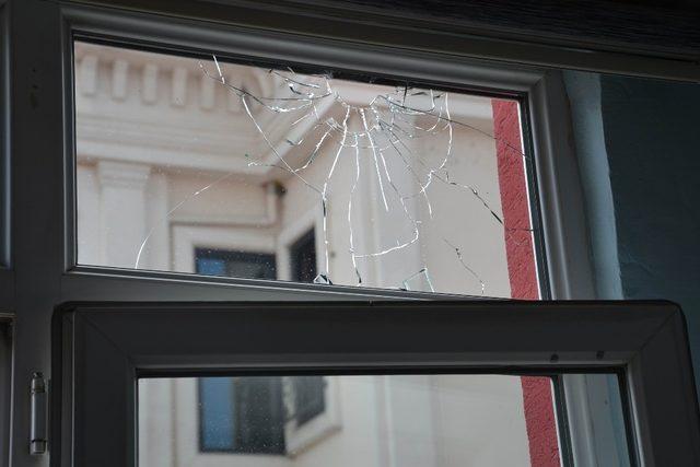 Sarhoş kavgasında CHP binası zarar gördü