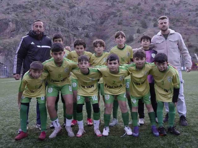 Dünyada eşi benzeri yok! Hem başkan hem antrenör hem de kaleci