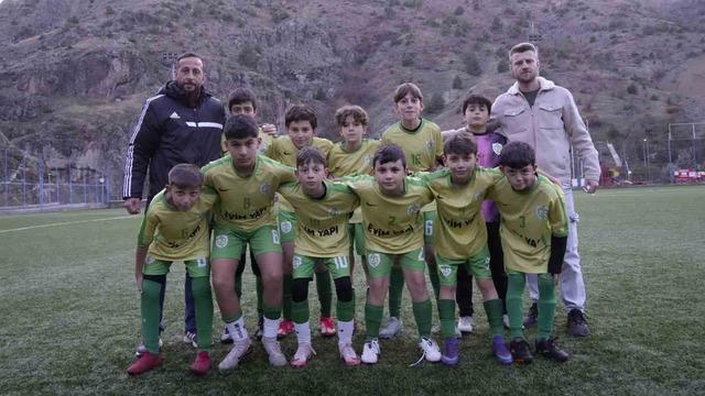 Dünyada eşi benzeri yok! Hem başkan hem antrenör hem de kaleci