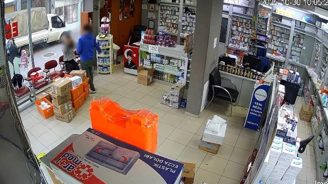 Eczane önünde kızın kıyafetlerini çıkarmaya çalıştı: "Görünce garip oldum, çıplak zannettim" 3