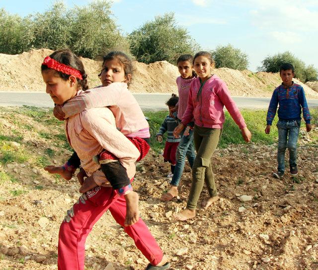 Afrin ve köylerinde, teröristlerin baskısı altındaki sivillerin kaçışı sürüyor