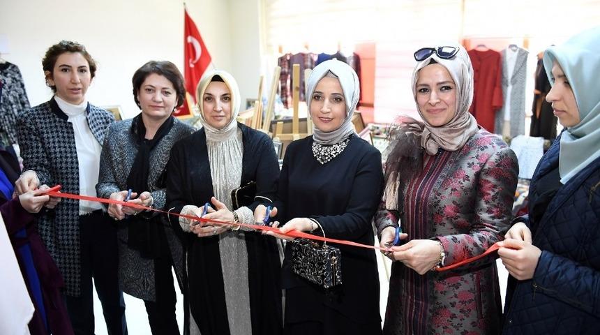 Esra T&uuml;fenkci sergi ve nakış kursunun a&ccedil;ılışını yaptı