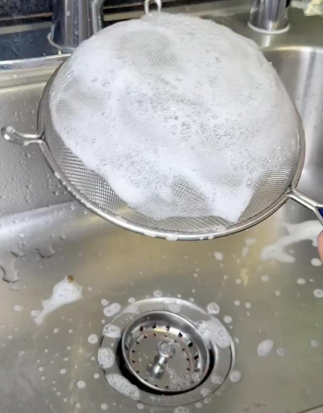 Mutfakta s&uuml;zge&ccedil; hilesi 86 bin beğeni aldı: Yıllarca yanlış mı temizledik? 1