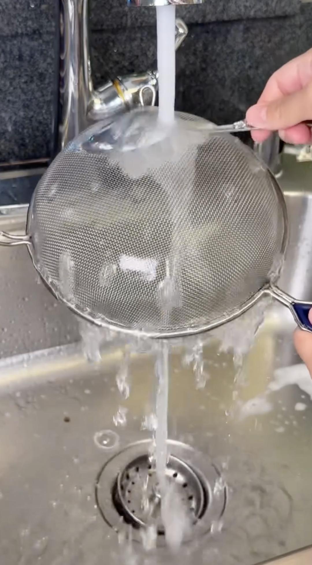 Mutfakta s&uuml;zge&ccedil; hilesi 86 bin beğeni aldı: Yıllarca yanlış mı temizledik? 2