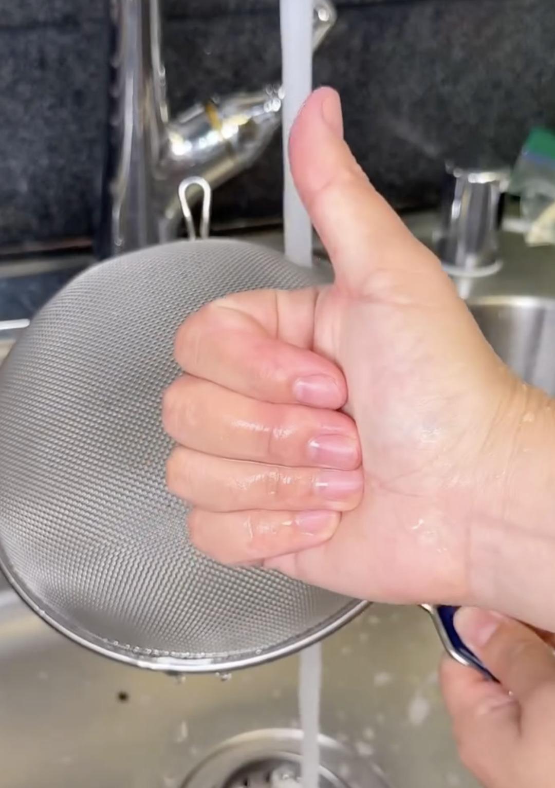 Mutfakta s&uuml;zge&ccedil; hilesi 86 bin beğeni aldı: Yıllarca yanlış mı temizledik? 3