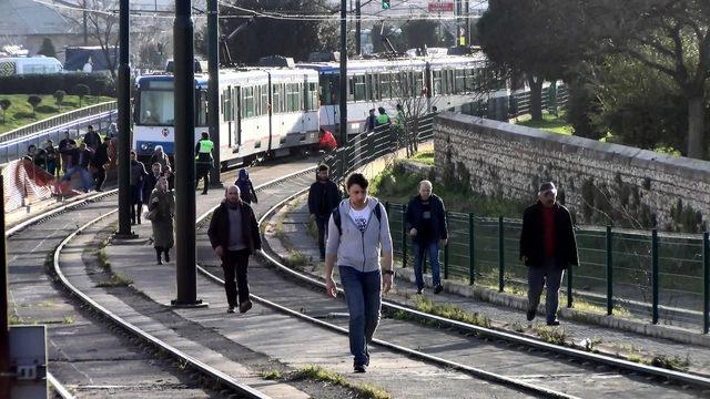 Topkapı'da aynı bölgede tramvay yine raydan çıktı(1)