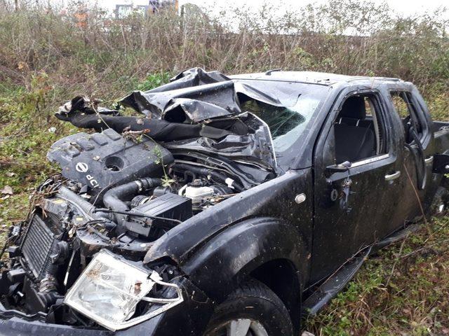 Bariyerlere çarpan pikap takla attı: 1’i ağır 2 yaralı