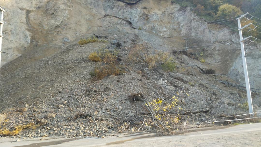 Düzce de korkutan heyelan: Otomobil son anda kurtuldu! 1