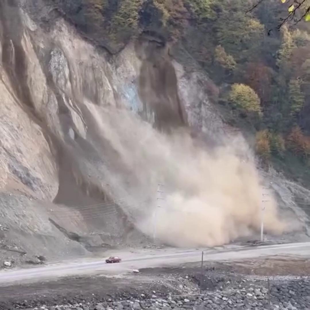 Düzce de korkutan heyelan: Otomobil son anda kurtuldu! 2