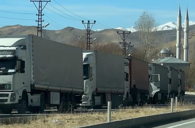 Esendere’de tır kuyruğu 2 kilometreyi buldu 1