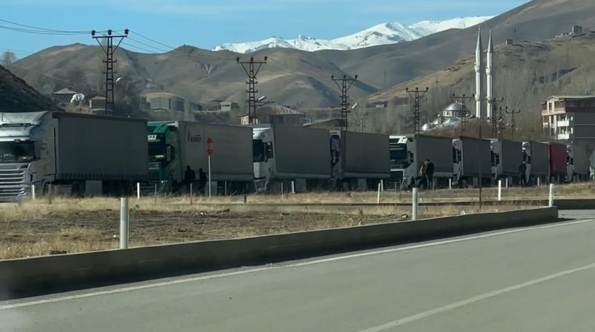 Esendere’de tır kuyruğu 2 kilometreyi buldu