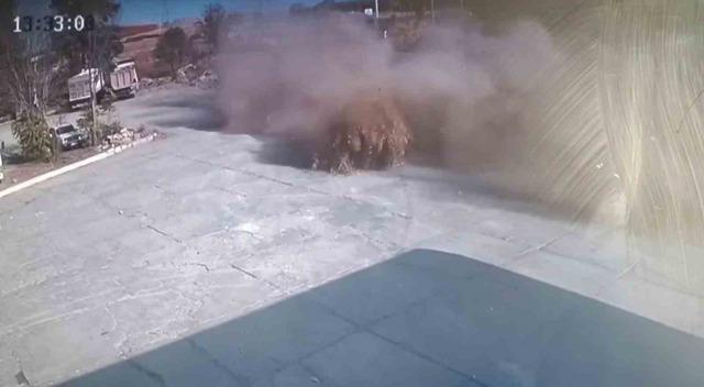 Saman balyalarının yüklü olduğu tır yan yattı 1