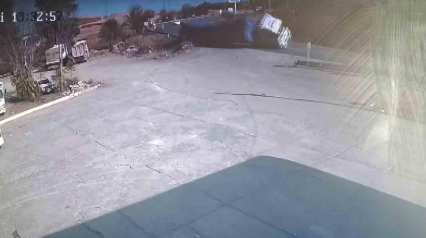 Saman balyalarının yüklü olduğu tır yan yattı