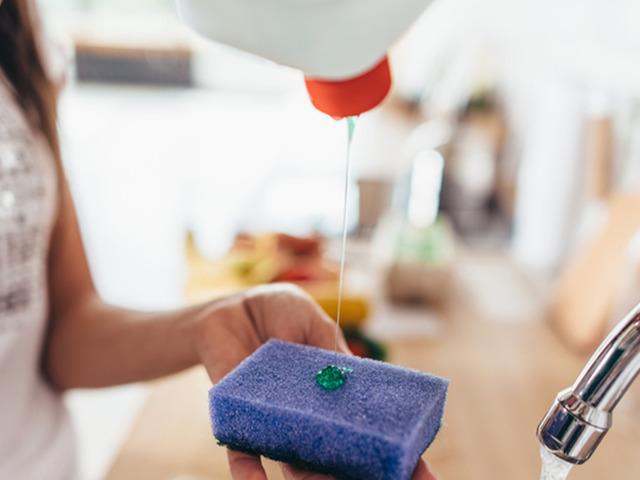 Mutfaktaki kimyasallara karşı korunmanın yolları: Yanlışlıkla deterjan içilirse ne olur?