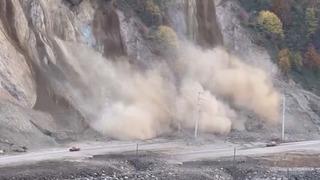 Düzce'de korkutan heyelan: Otomobil son anda kurtuldu!