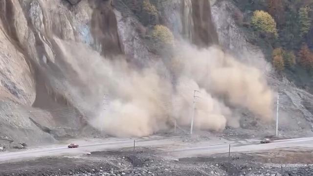 Düzce'de korkutan heyelan: Otomobil son anda kurtuldu!