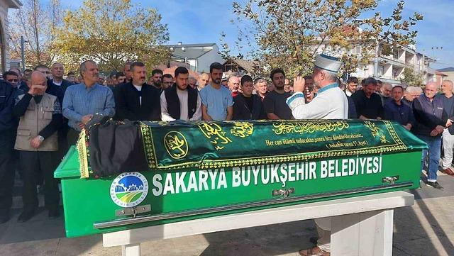 Sakarya’da kazada hayatını kaybeden yaşlı kadın son yolculuğuna uğurlandı 1